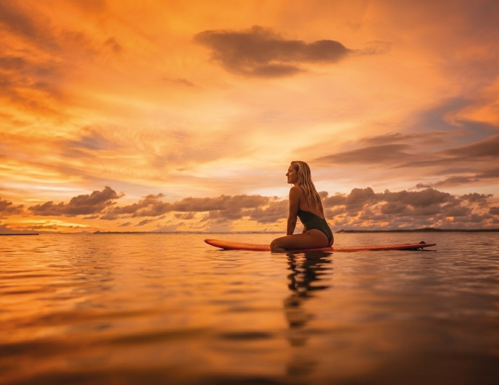 Surfista al atardecer en Punta de Mita
